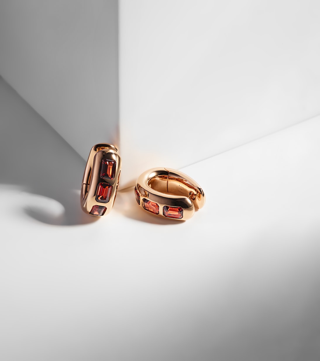 Orecchini Iconica Pomellato in oro rosa 18kt con granati piropo, gioielli chic per giovani trendy