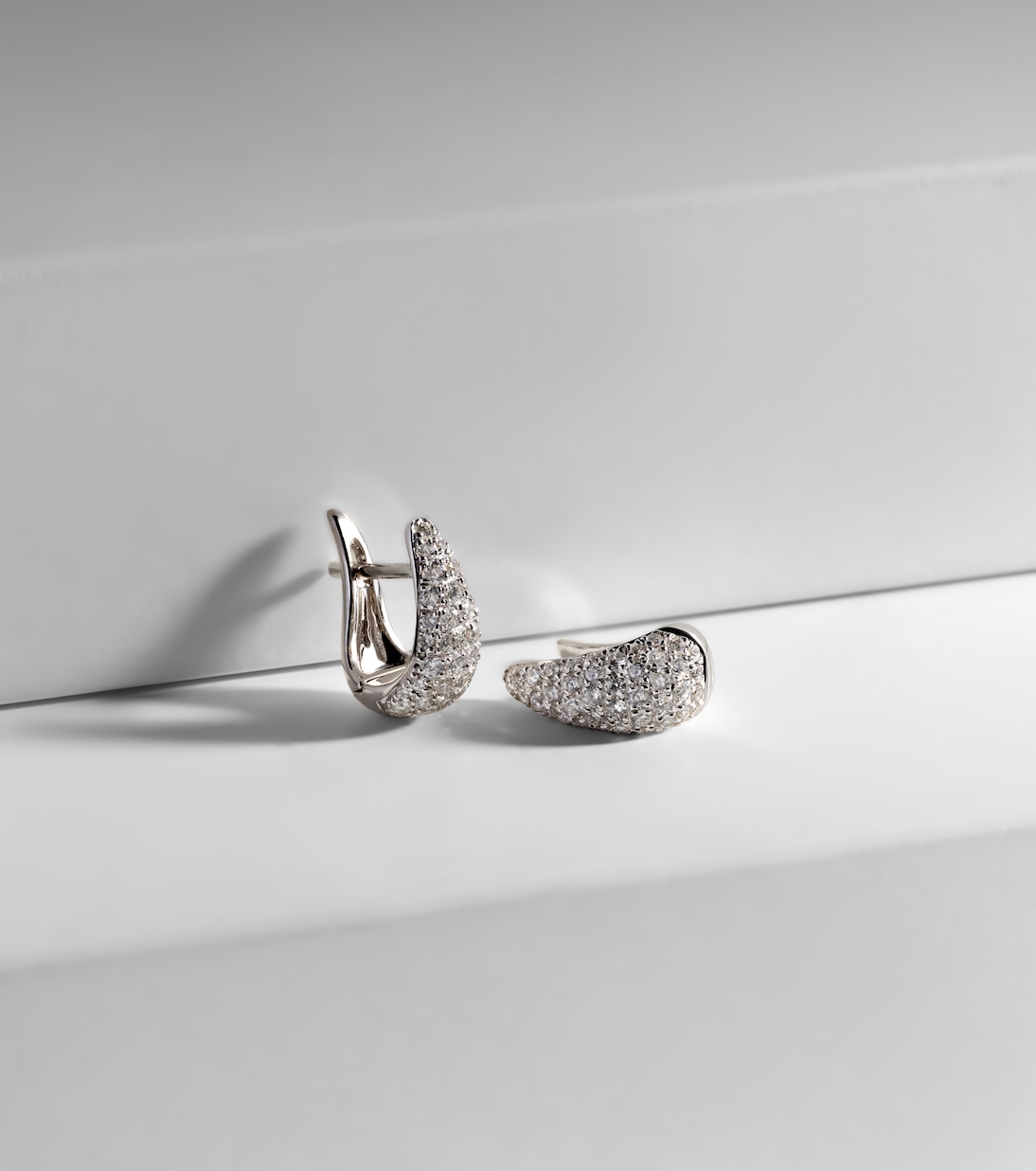 Orecchini Claw in oro bianco 18kt con diamanti | Anita Ko