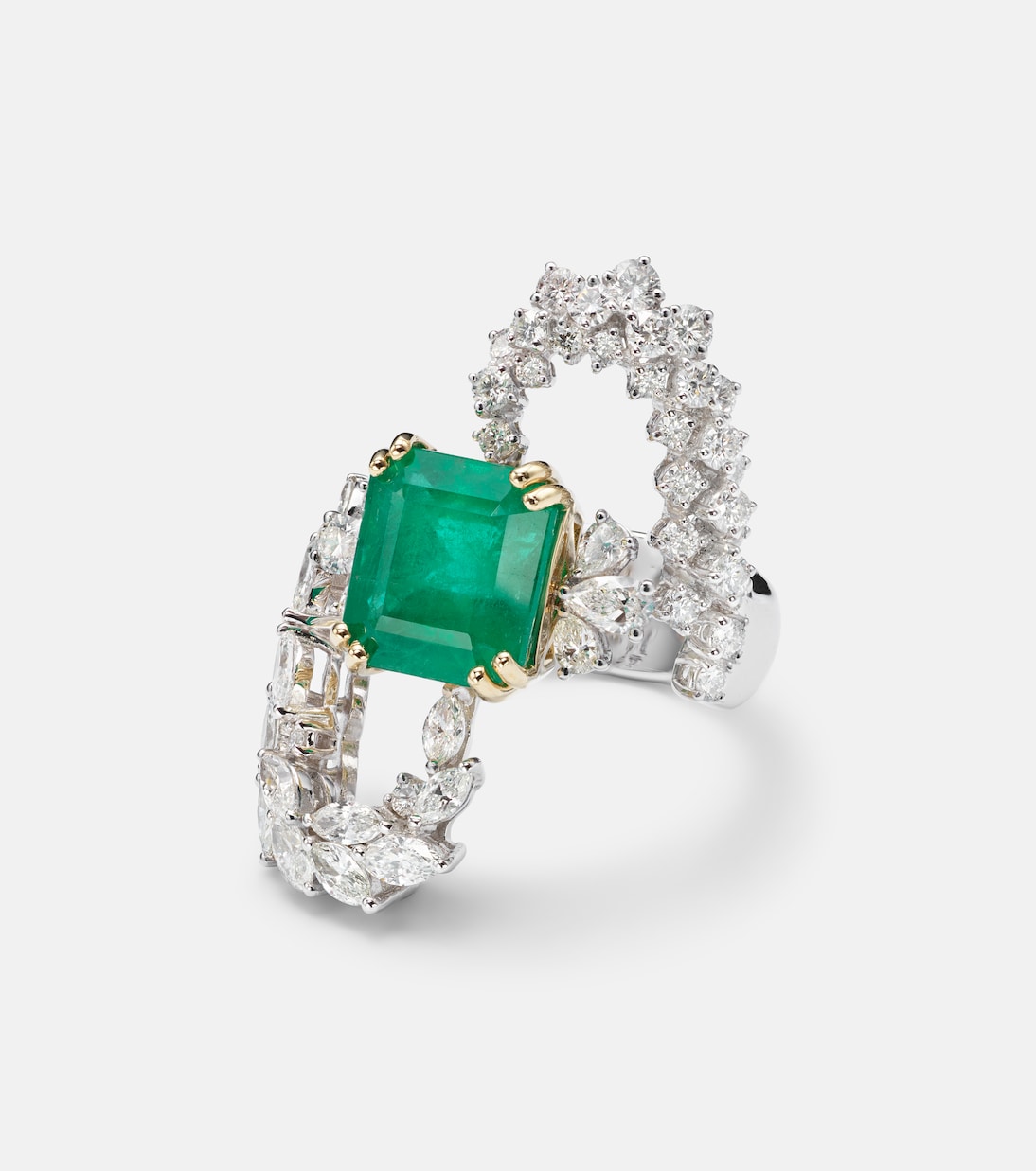 Anello Reign Supreme in oro bianco 18kt con smeraldo e diamanti | Yeprem