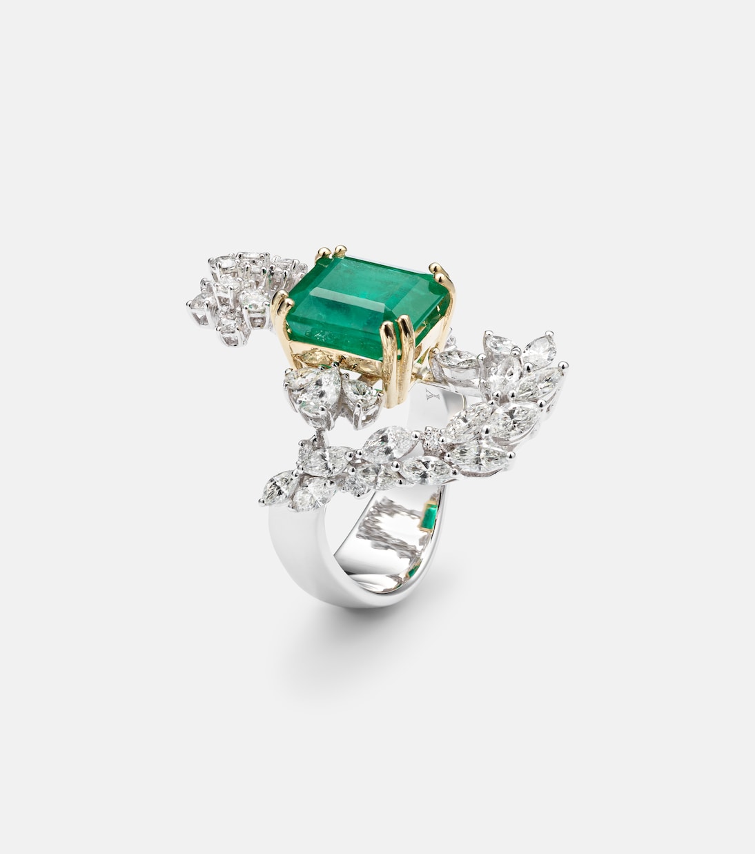 Anello Reign Supreme in oro bianco 18kt con smeraldo e diamanti | Yeprem