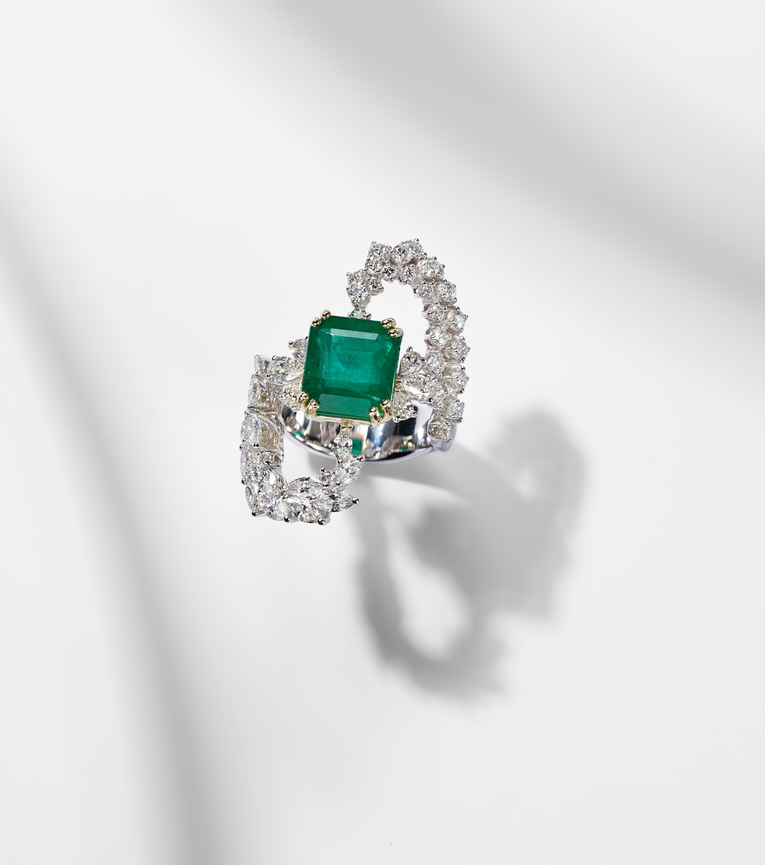 Anello Reign Supreme in oro bianco 18kt con smeraldo e diamanti | Yeprem