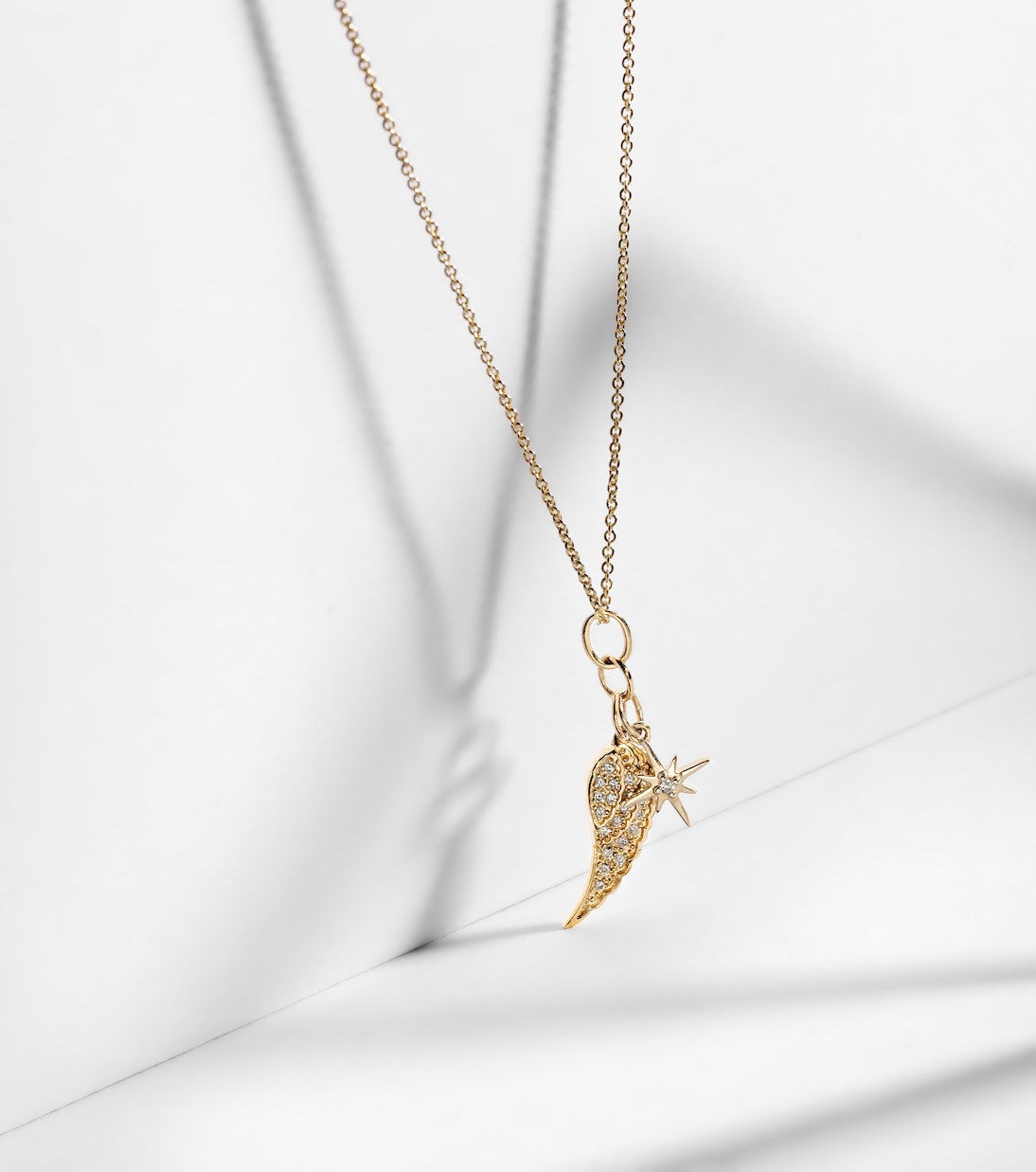 Collana in oro 14kt Sydney Evan con design Wing e dettagli Starburst, impreziosita da diamanti scintillanti.