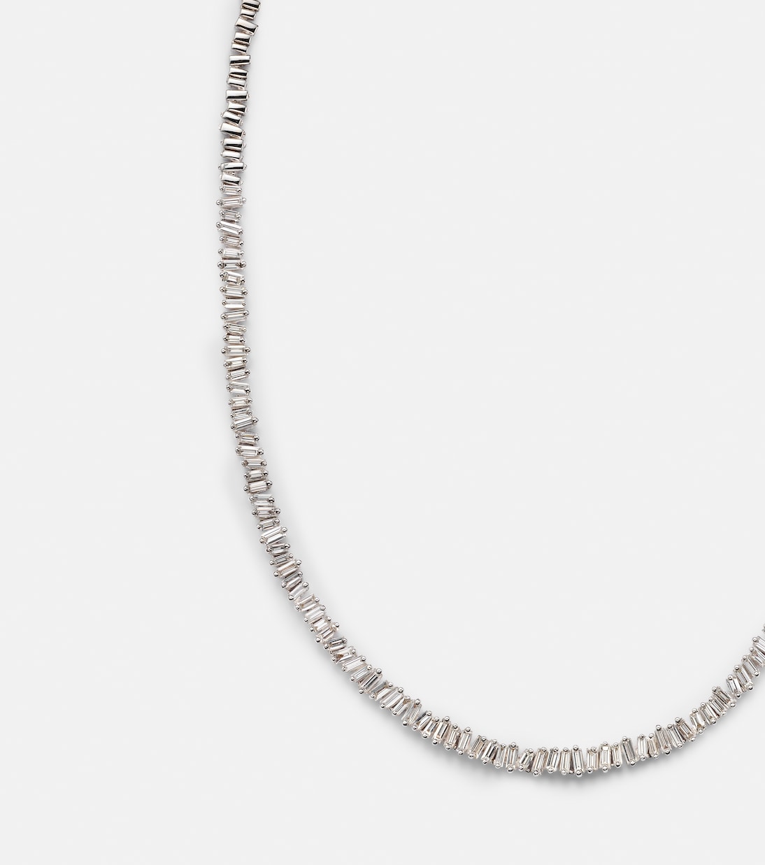 Collana tennis in oro bianco 18kt con diamanti di SUZANNE KALAN, elegante e giovanile