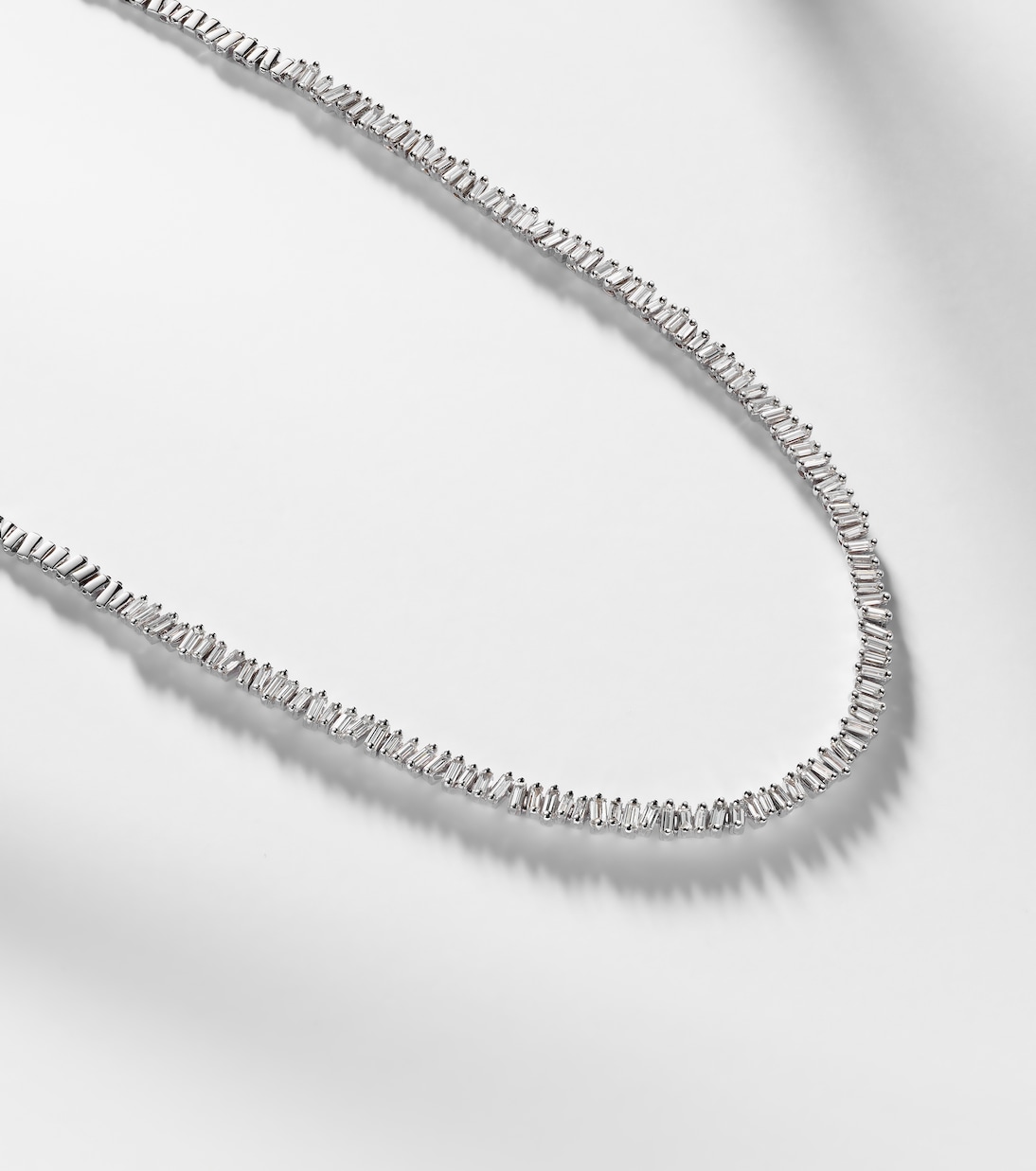 Collana tennis in oro bianco 18kt con diamanti di SUZANNE KALAN, elegante e giovanile