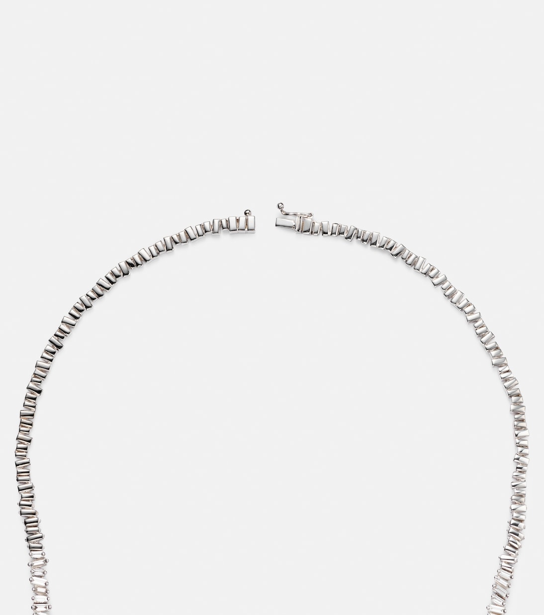 Collana tennis in oro bianco 18kt con diamanti di SUZANNE KALAN, elegante e giovanile