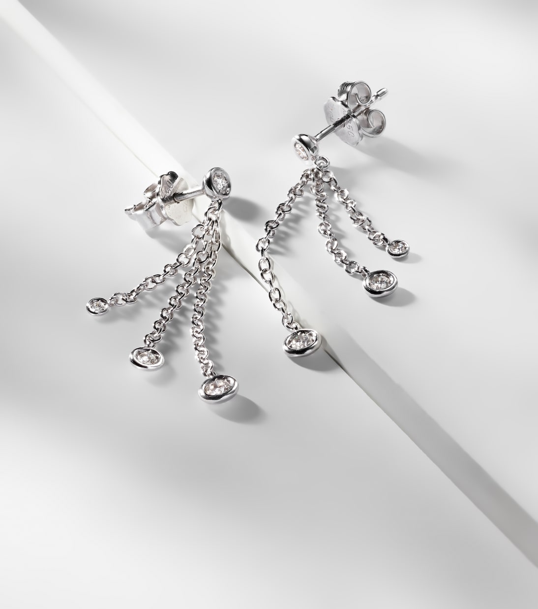 Orecchini in oro bianco 18kt con diamanti fluttuanti - Gioielli eleganti per giovani di BUCHERER