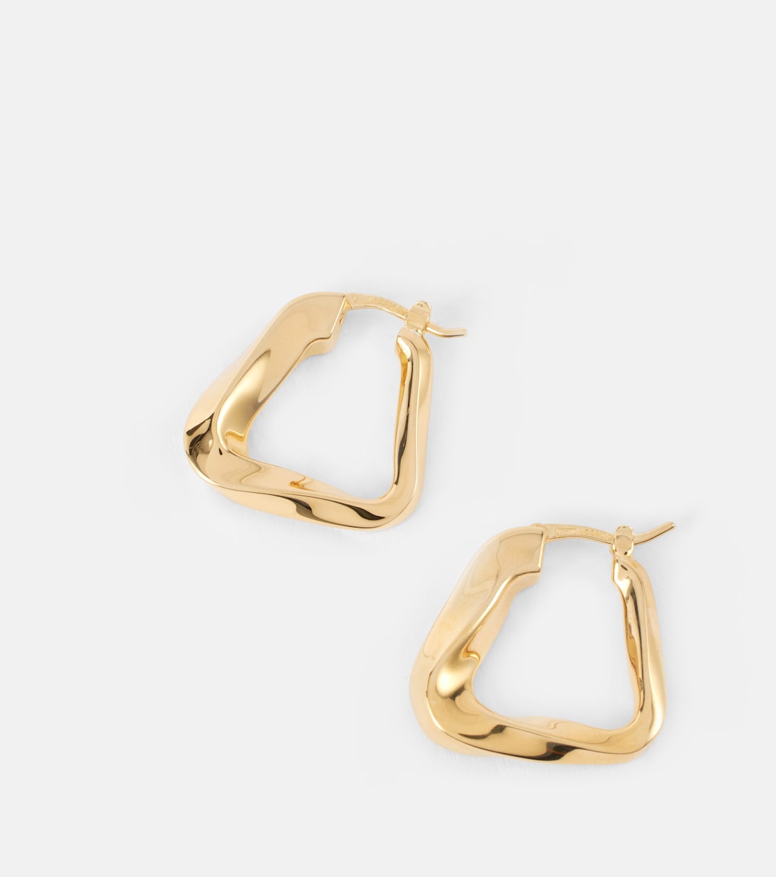 Orecchini a cerchio Twist Triangle in argento bagnati in oro 18kt | Bottega Veneta