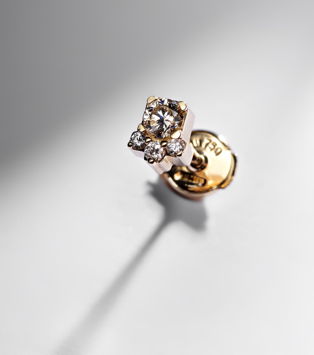Orecchino singolo in oro 18kt con diamanti 