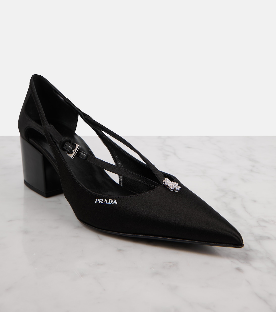 Salones de satén con aberturas adornados | Prada