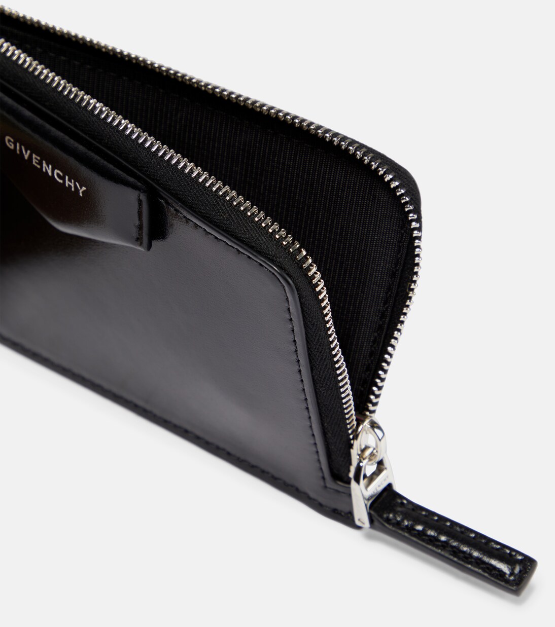 Portafoglio in pelle con zip Antigona di Givenchy, stile giovane e moderno