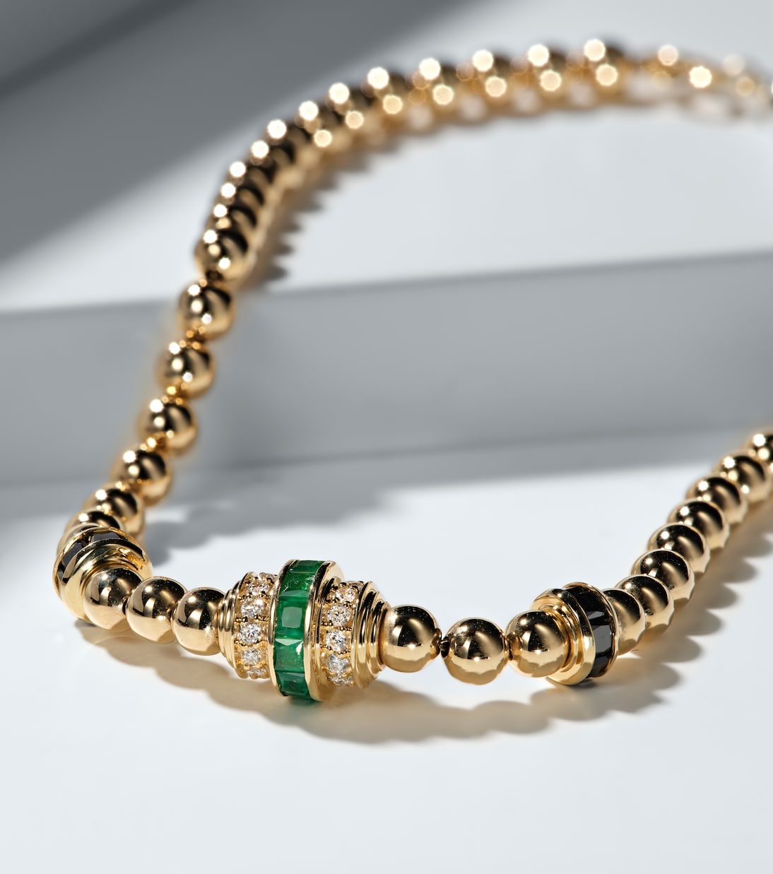 Bracciale Empress Ball in oro 18kt con smeraldi e diamanti | Rainbow K