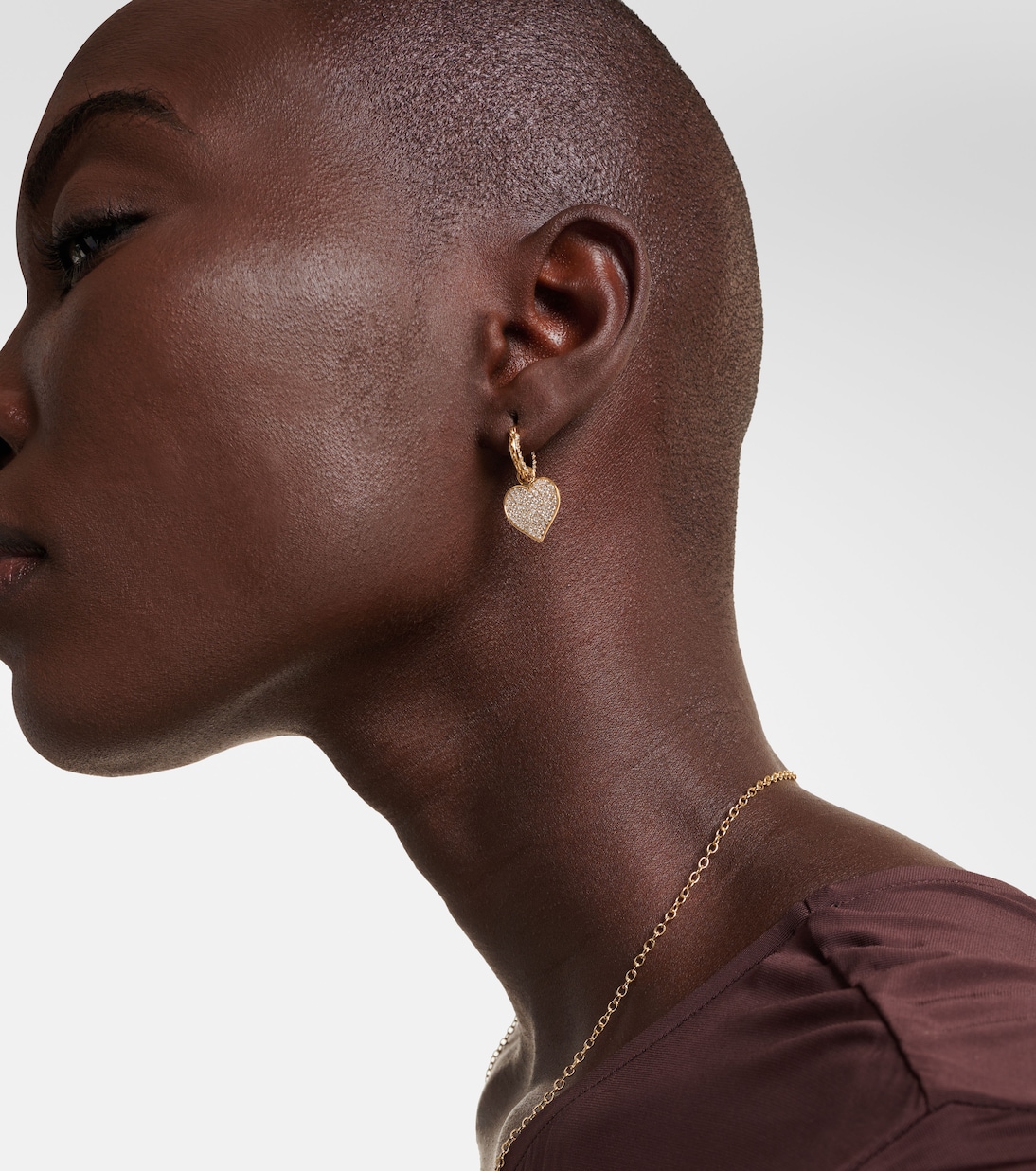 Orecchini a cuore sbalzato in oro 14kt con diamanti, design giovane e chic
