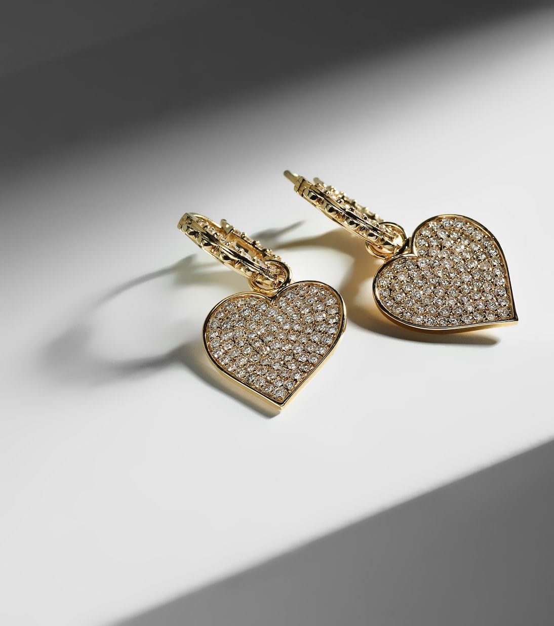 Orecchini a cuore sbalzato in oro 14kt con diamanti, design giovane e chic