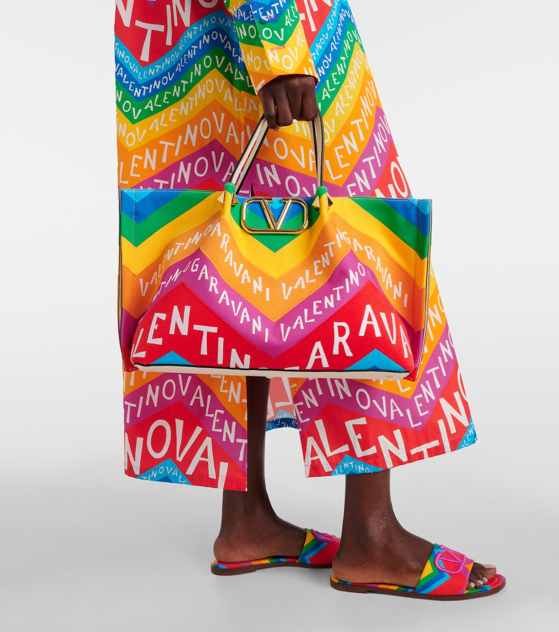 VLogo Large Chevron 24 canvas tote bag | Valentino Garavani