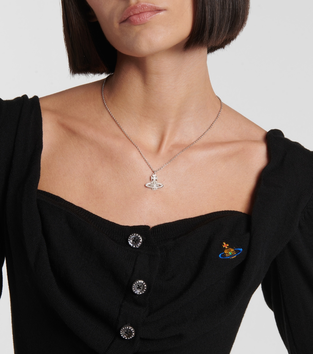 Collana pendente con decorazione orb firmata Vivienne Westwood, stile giovane e unico