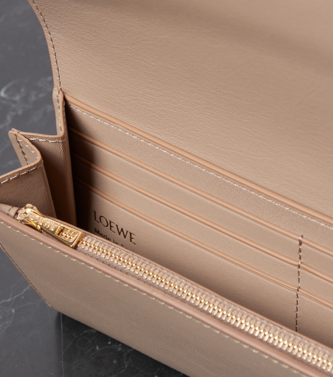 Portafoglio in pelle scamosciata LOEWE Continental con catena, stile giovane e moderno