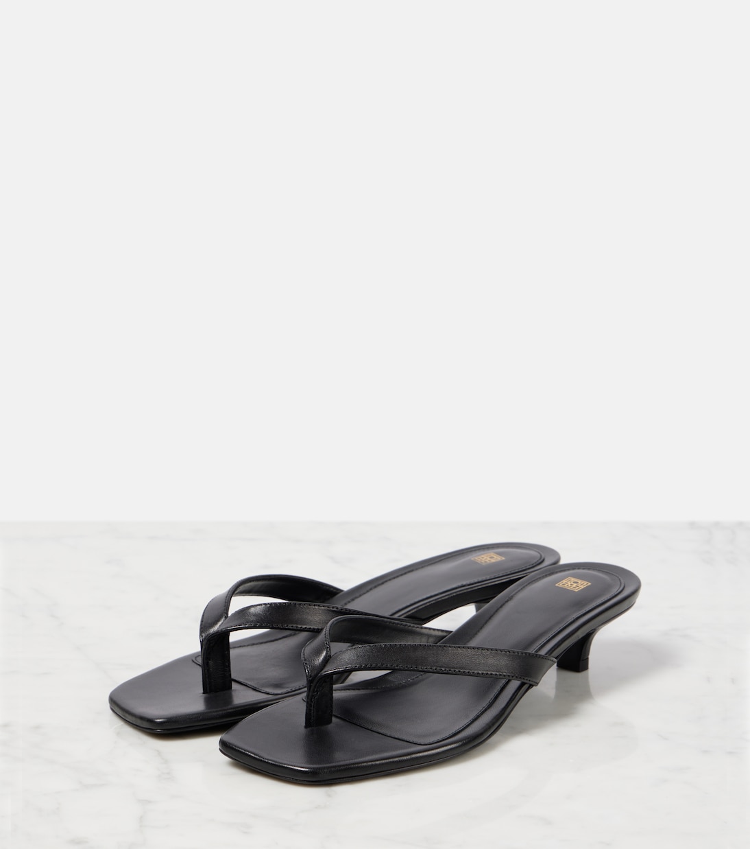 Sandali in pelle TOTEME per un look giovane e trendy
