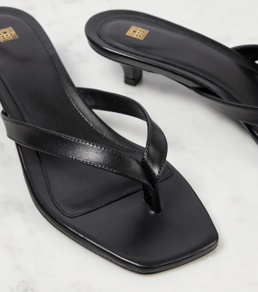 Sandali in pelle TOTEME per un look giovane e trendy