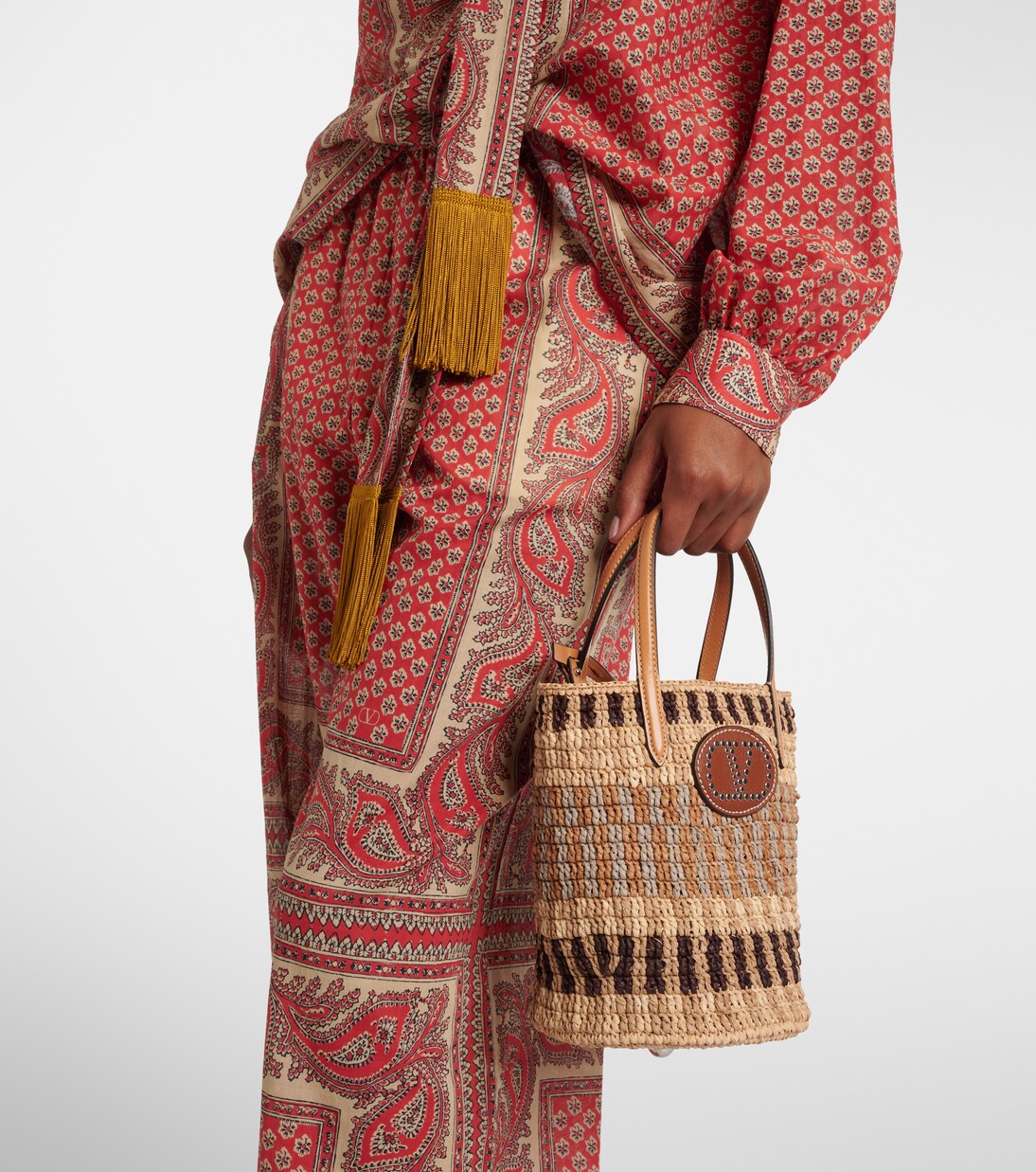 VLogo Signature Small raffia bucket bag | Valentino Garavani