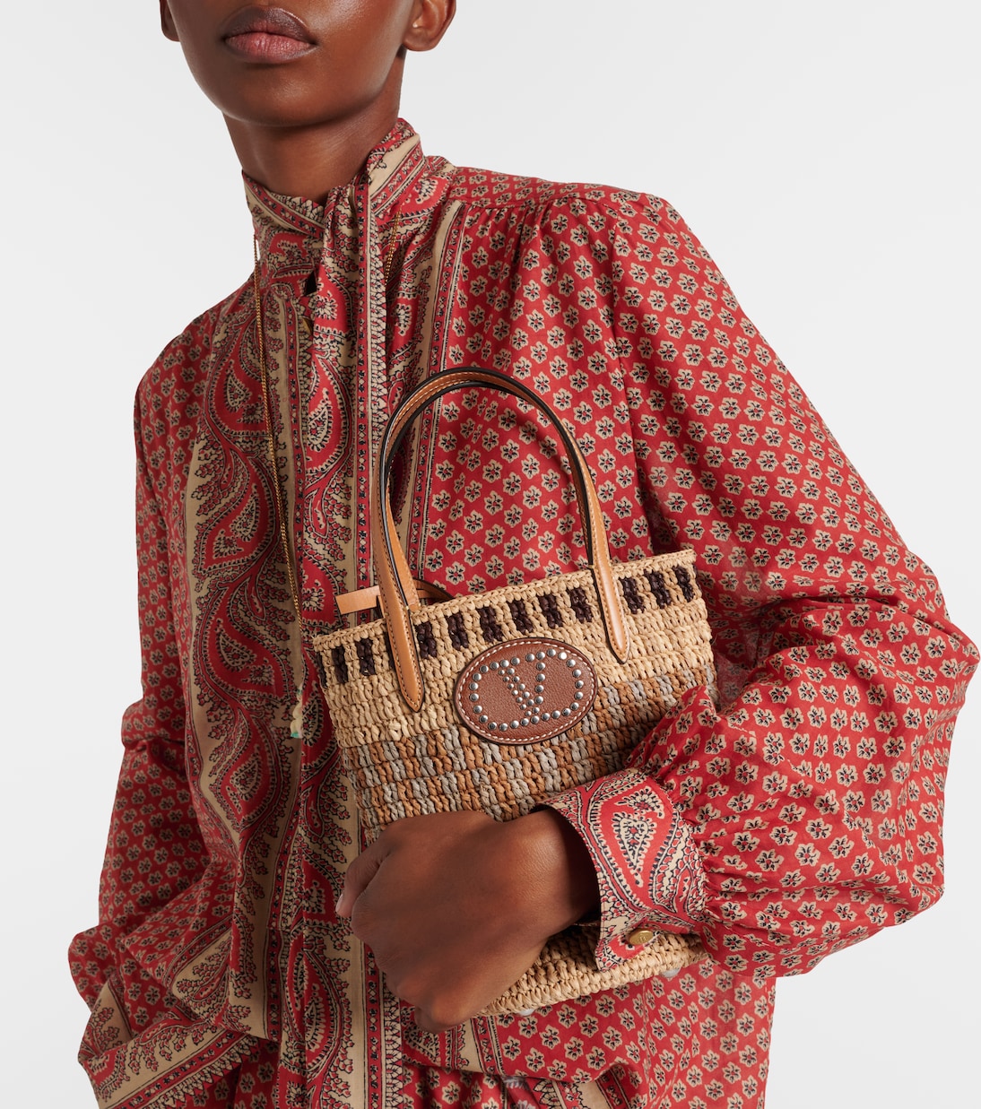 VLogo Signature Small raffia bucket bag | Valentino Garavani