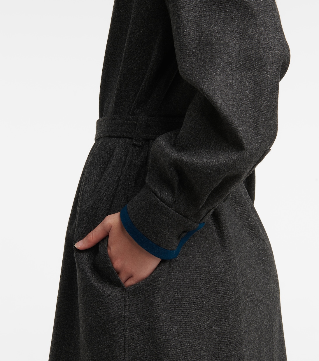 Abito Camicia Con Cintura Loro Piana, Stile Giovane E Moderno