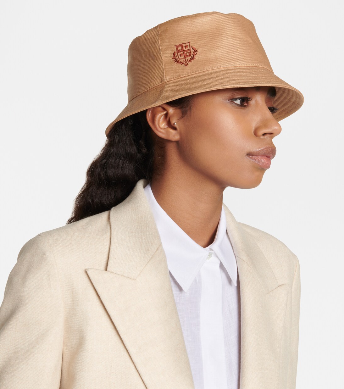 Cappello in lino Loro Piana stile bucket per un look giovane e fresco