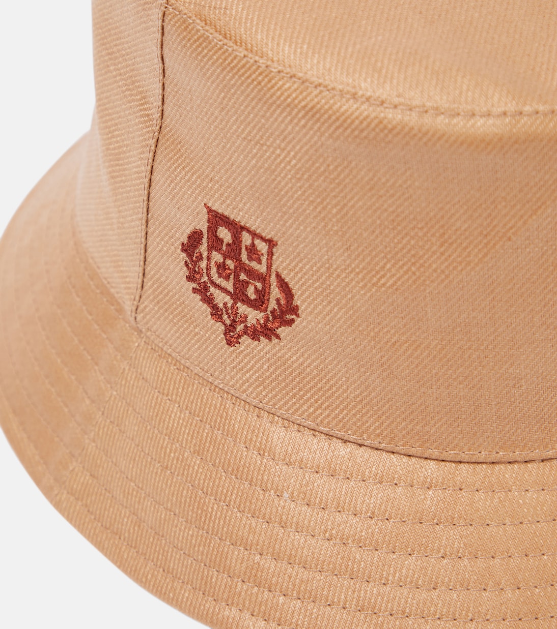 Cappello in lino Loro Piana stile bucket per un look giovane e fresco