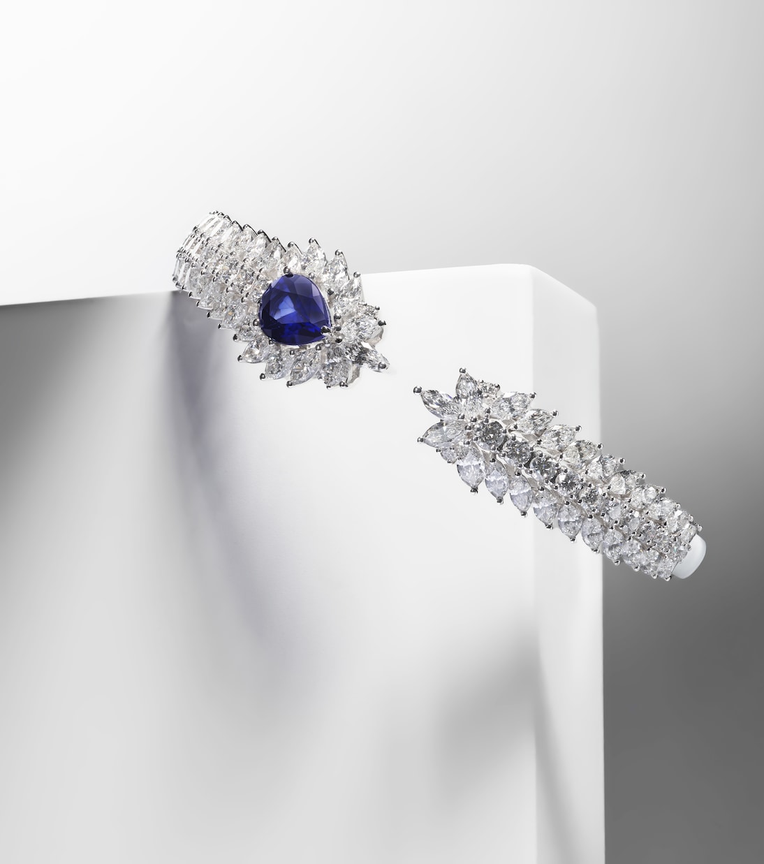 Bracciale Reign Supreme in oro bianco 18kt con diamanti e zaffiri | Yeprem