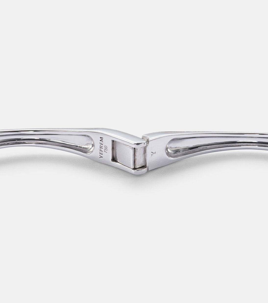 Bracciale Reign Supreme in oro bianco 18kt con diamanti e zaffiri | Yeprem