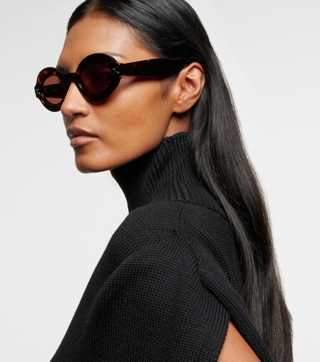 Occhiali da sole rotondi ALAÏA con dettagli a petalo per uno stile giovane e fresco