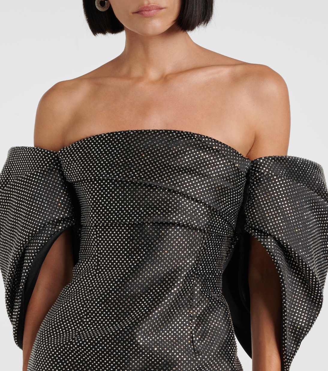 Vestido Corto de Tirantes Caídos con Detalles Decorados por Solace London