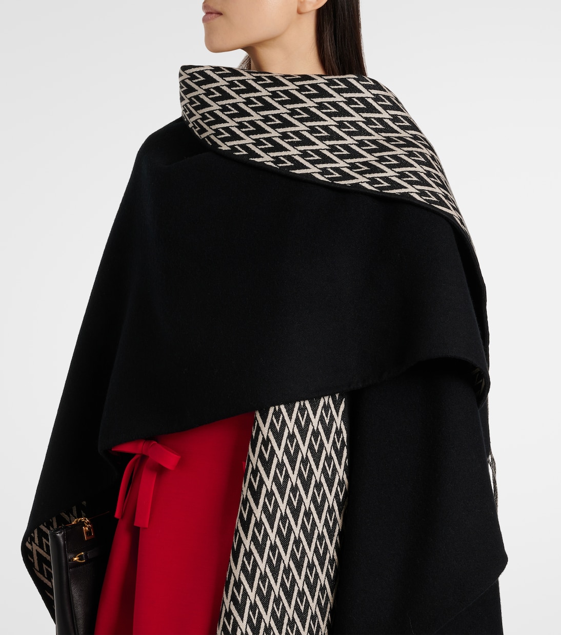 Poncho Valentino in lana, seta e cashmere per uno stile giovane e ricercato