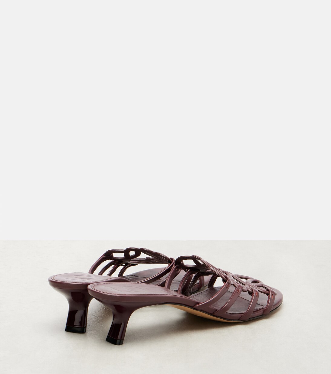 ميولز من الجلد Petal Anagram 45 | Loewe