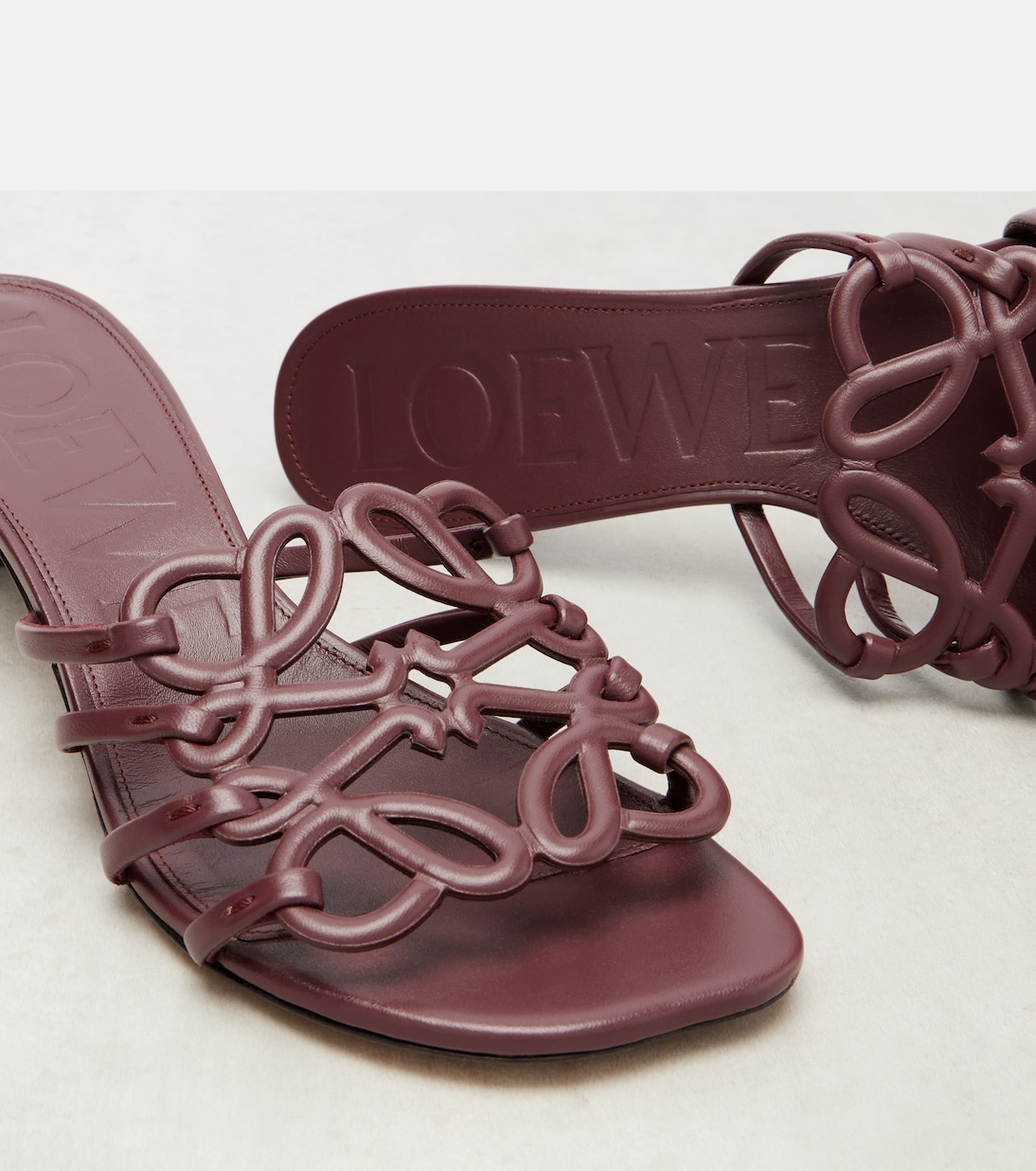 ميولز من الجلد Petal Anagram 45 | Loewe