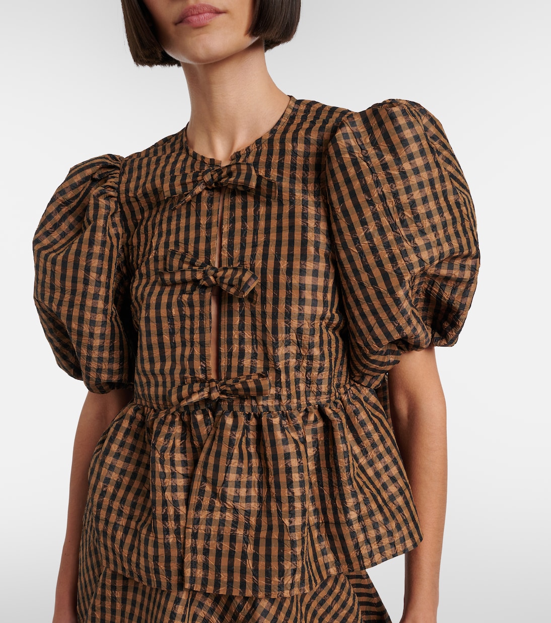 بلوزة بيبلوم بمربعات وتفاصيل فيونكة | Ganni