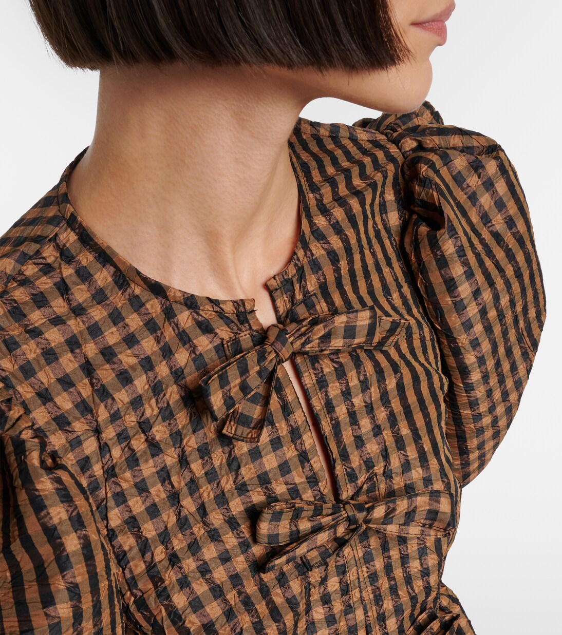 بلوزة بيبلوم بمربعات وتفاصيل فيونكة | Ganni