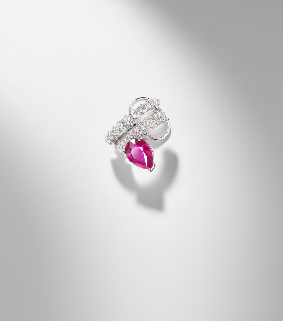 Einzelner Ohrring aus 18kt Weißgold (750/1000) mit Diamanten und Rubin | Yeprem