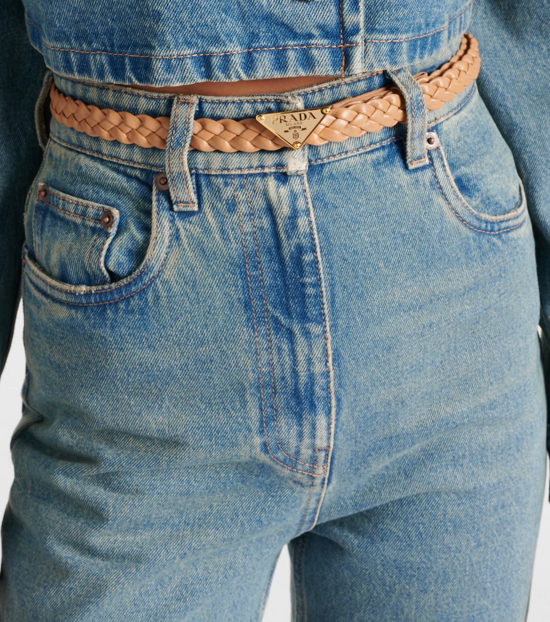 Cintura in pelle con logo PRADA, stile giovane e moderno