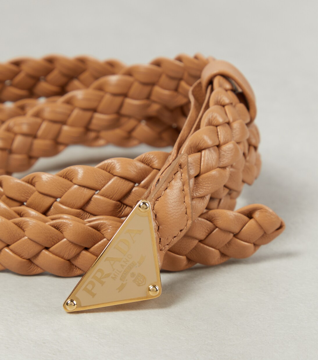 Cintura in pelle con logo PRADA, stile giovane e moderno