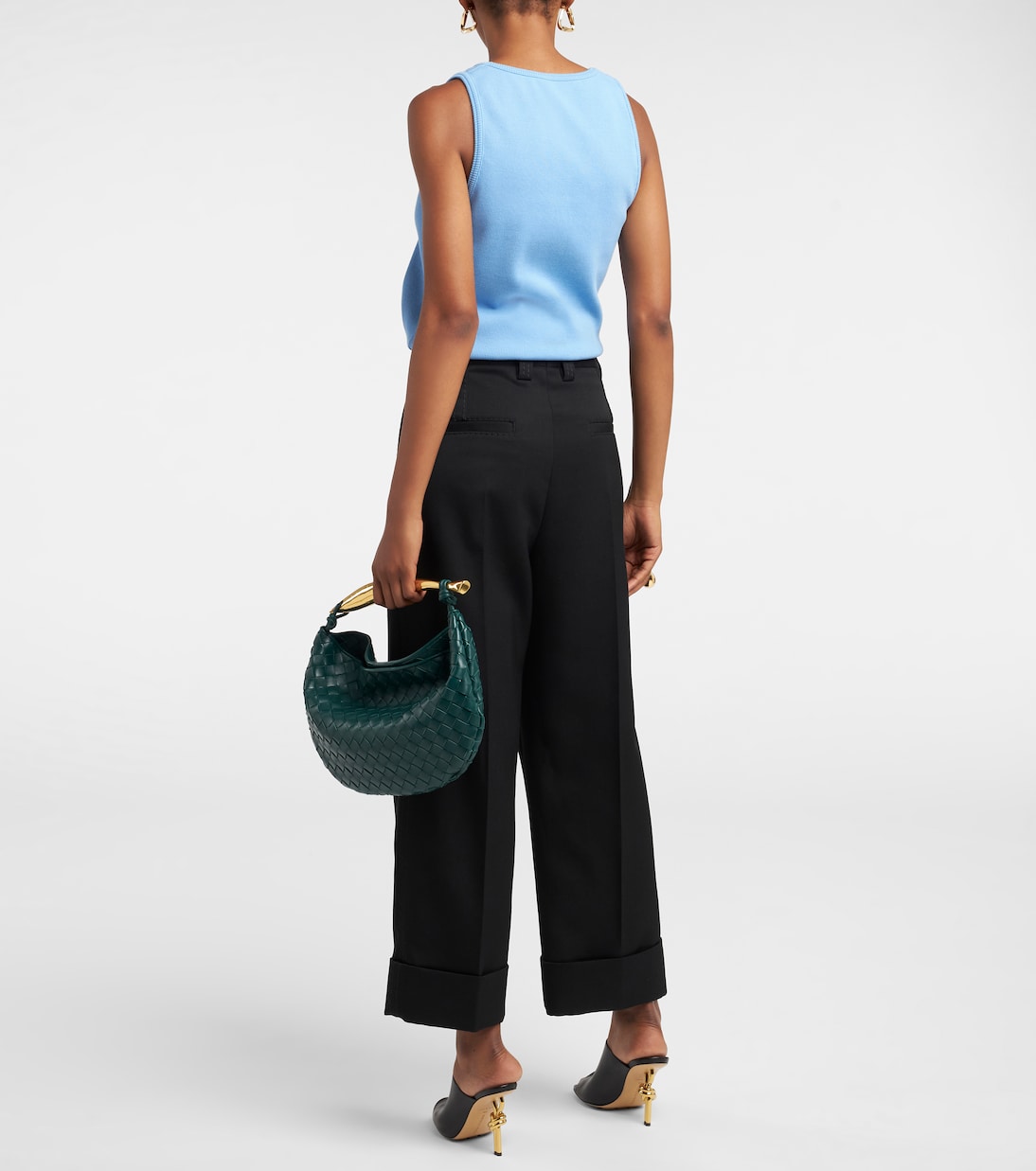Pantalones Bottega Veneta de corte amplio y cintura media en lana, diseño moderno para jóvenes.