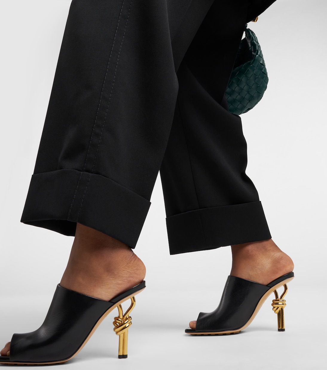 Pantalones Bottega Veneta de corte amplio y cintura media en lana, diseño moderno para jóvenes.
