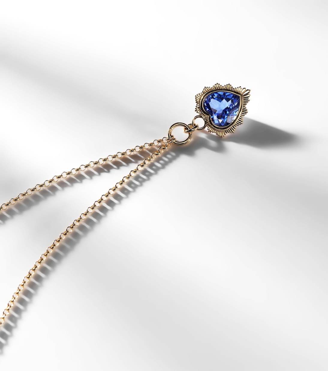Collana con Pendente a Cuore in Oro 18kt e Tanzanite, Design Moderno per Giovani