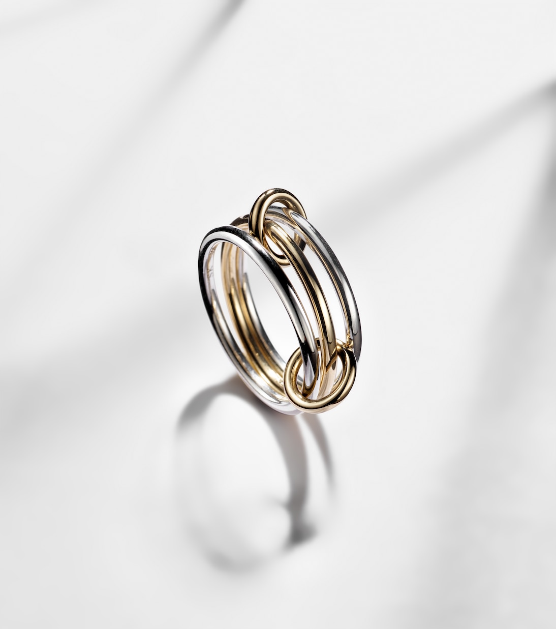 SPINELLI KILCOLLIN Anelli intrecciati in oro giallo 18kt e argento sterling per uno stile giovane e raffinato