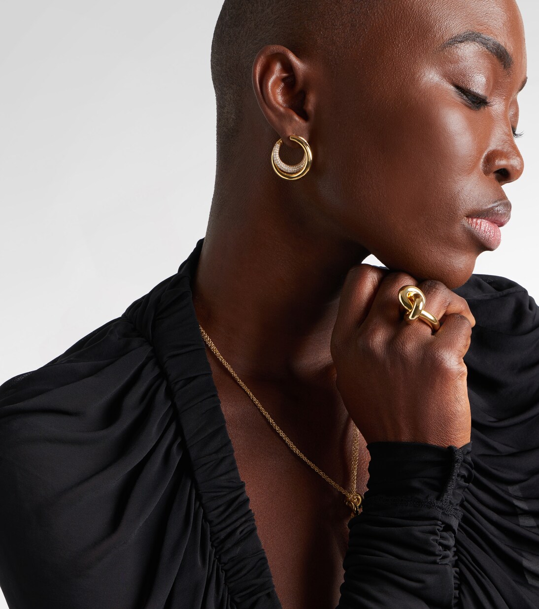 Infinity Loop Medium 18kt gold (750/1000) earrings with diamonds | Engelbert