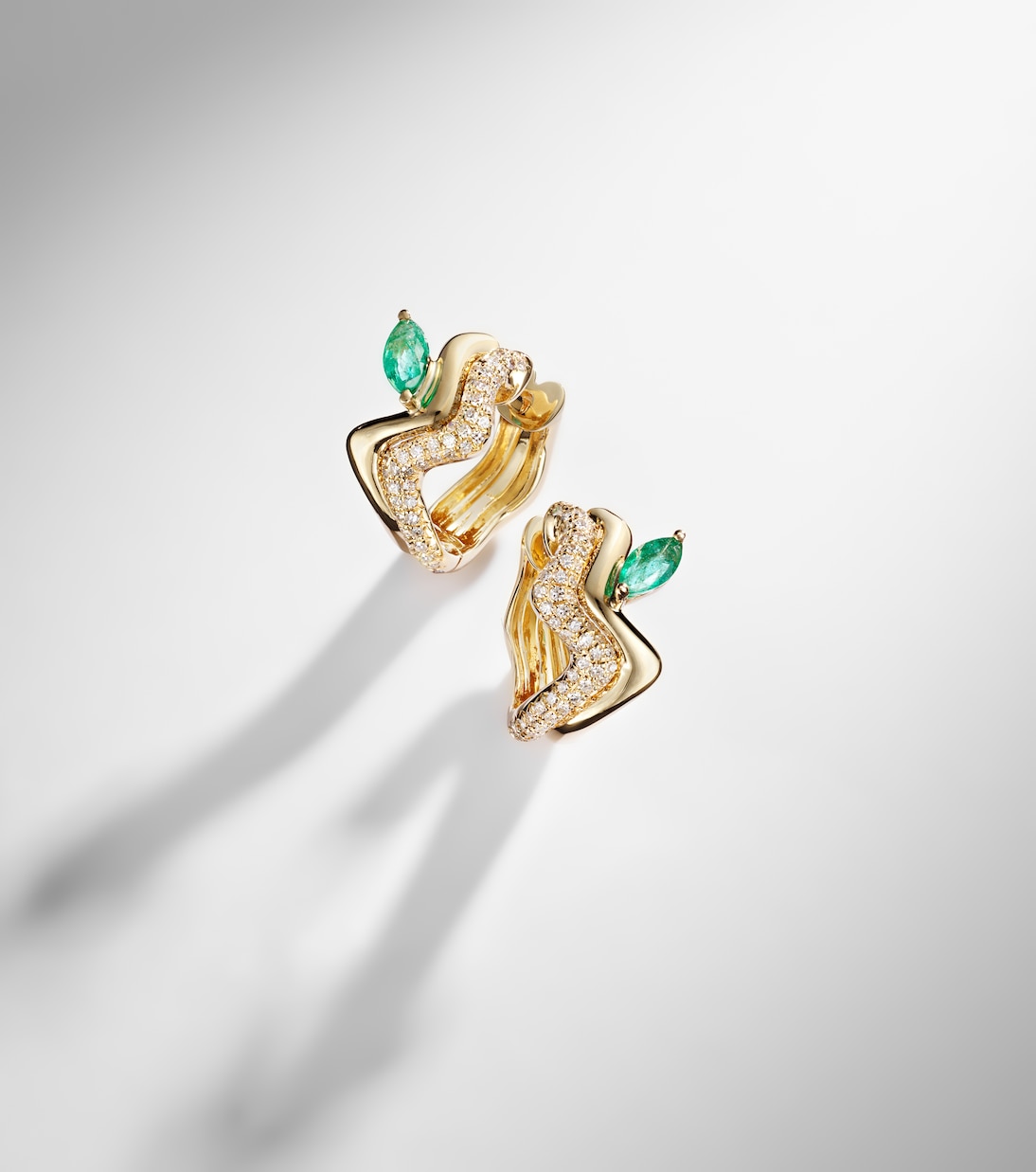 Pendientes de oro de 18 ct (750/1000) con diamantes y esmeraldas | Shay Jewelry