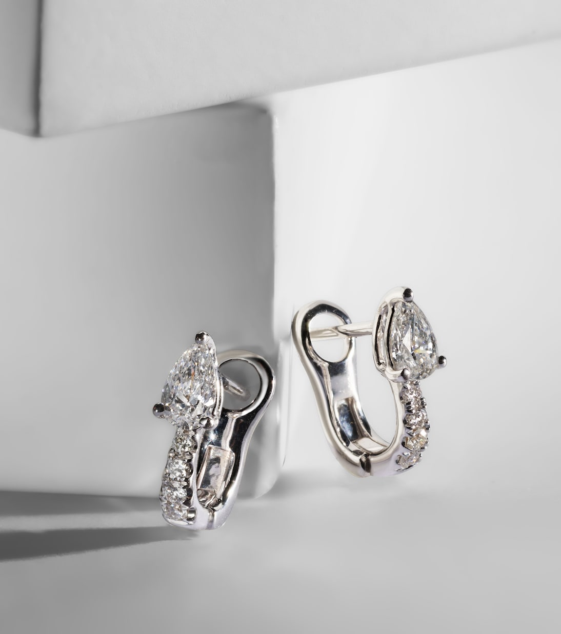 Orecchini Huggie in Oro Bianco 18kt con Diamanti - Stile Giovanile di ANITA KO