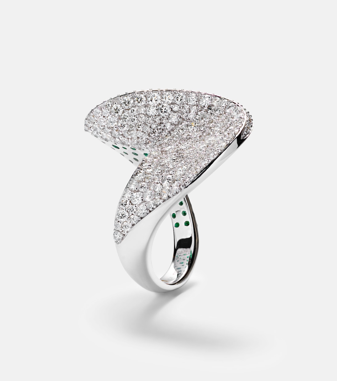 Anello in oro bianco 18kt con diamanti e smeraldi | Kamyen