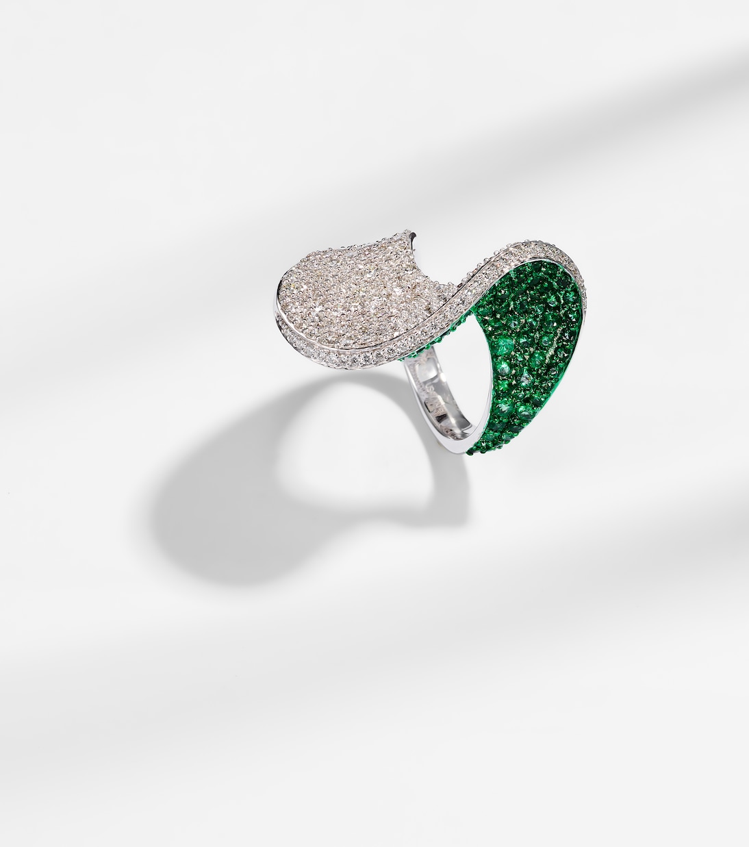 Anello in oro bianco 18kt con diamanti e smeraldi | Kamyen