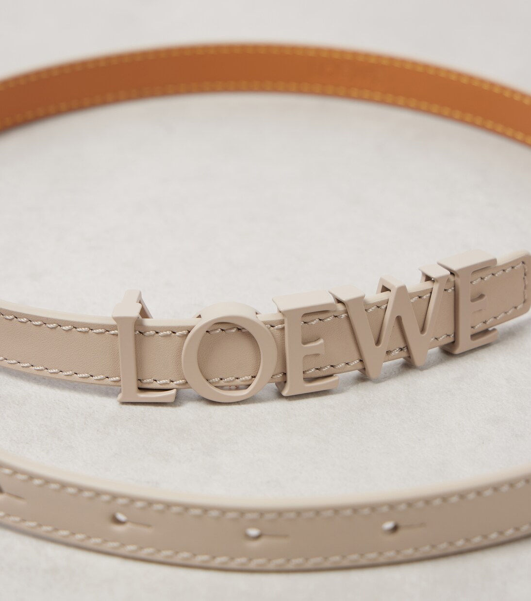 Cintura in pelle con logo LOEWE, stile giovane e moderno