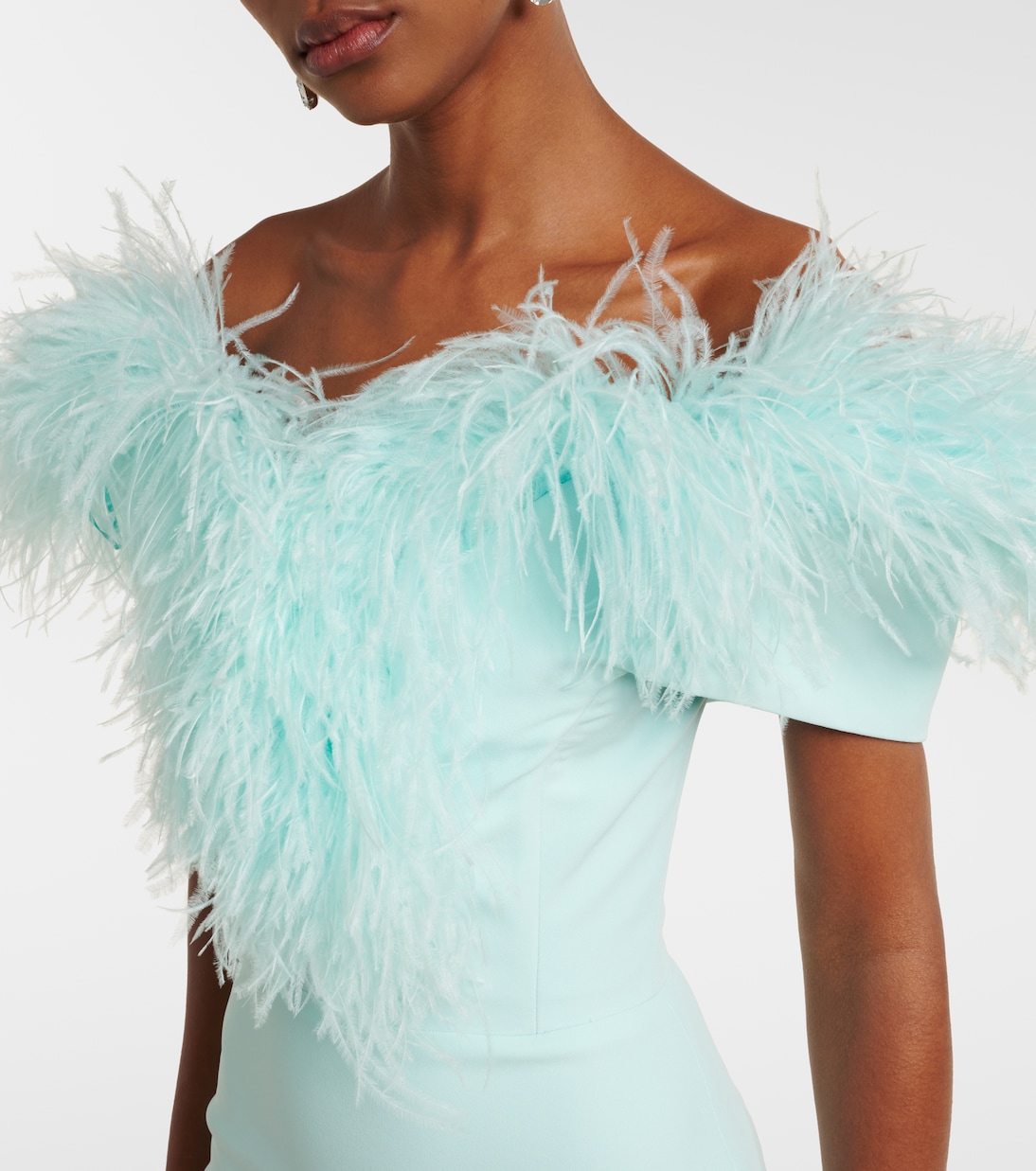 Abito midi con scollo bardot e piume | David Koma